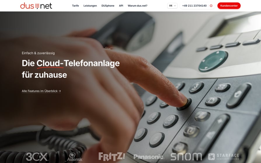 Page d'accueil de dus.net en allemand avec le titre Die Cloud-Telefonanlage für zuhause, présentant en bas de page des marques de téléphonie et d'équipements compatibles comme 3CX, Asterisk, FRITZ!, Panasonic, snom et STARFACE