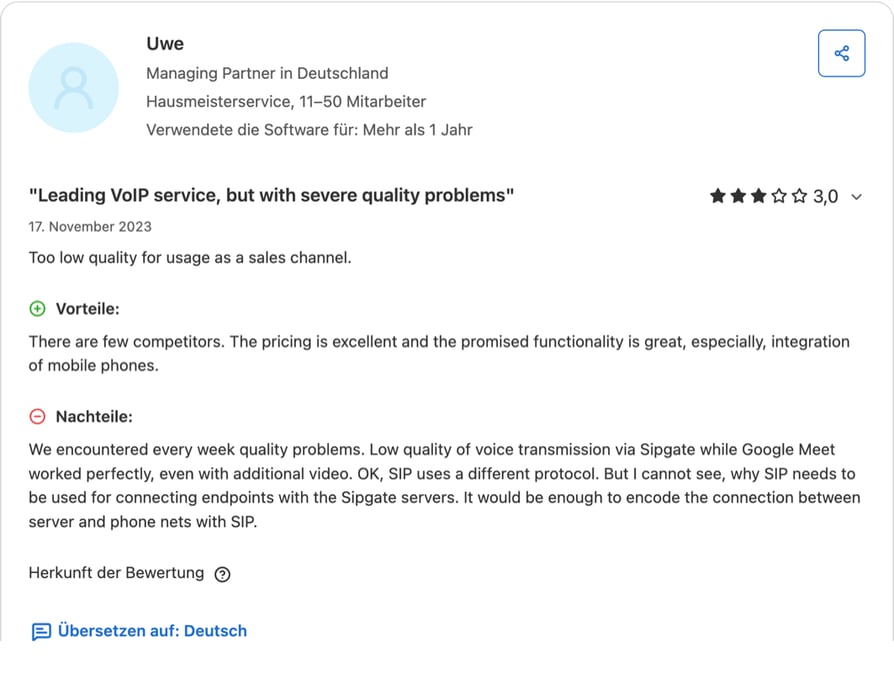 Avis Capterra Allemagne sur sipgate team noté 3,0 sur 5 rédigé par un associé gérant d'une entreprise allemande de services aux bâtiments de 11 à 50 employés, daté de novembre 2023 et intitulé Un service VoIP de premier plan, mais avec de graves problèmes de qualité, saluant les tarifs et l'intégration mobile tout en signalant des problèmes hebdomadaires de qualité vocale