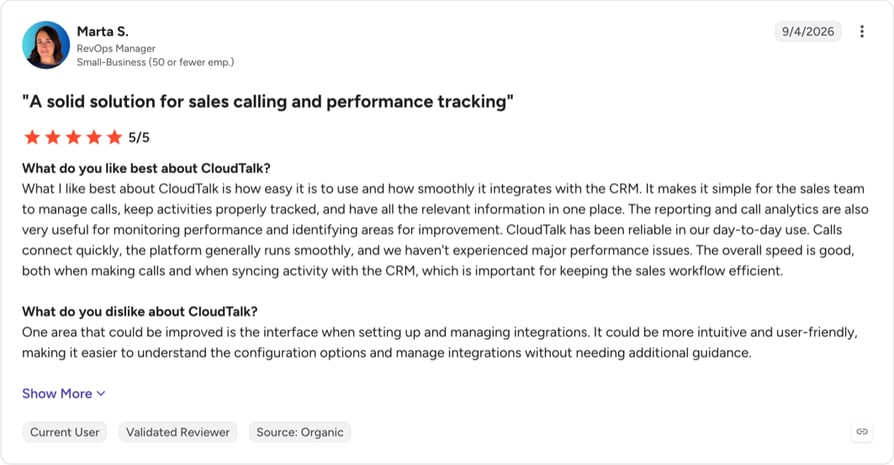 Avis G2 sur CloudTalk noté 5 sur 5 rédigé par un RevOps Manager dans une PME, intitulé Une solution solide pour les appels commerciaux et le suivi des performances, louant l'intégration CRM et le reporting et suggérant que l'interface de configuration des intégrations pourrait être plus intuitive